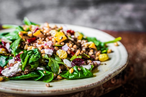 Salad with spinach, quinoa and roasted vegetables